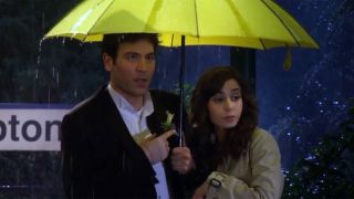 Ted Mosby and Tracy cuddle under umbrella during Season 9 episode of HIMYM.