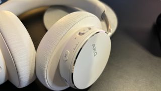 AKG N9 Hybrid in white