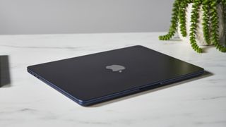 Apple MacBook Air (M2, 2022) valkoisella työpöydällä