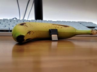 Samsung Fit Plus Usb Flash Drive Close Banana