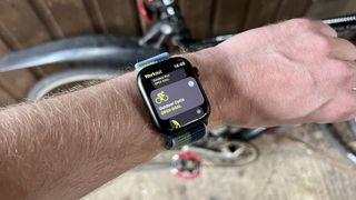 Apple Watch Series 7 foran en cykel, klar til at spore cyklingen