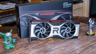 AMD Radeon RX 6700 XT står på et bord foran æsken med nogle fantasy-figurer