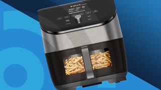 Beste airfryer: En svart airfryer med pommes frites i beholderen vises mot en blå bakgrunn.