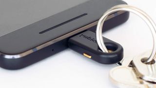 Avaimenperässä oleva Yubico Yubikey 5C yhdistettynä puhelimeen