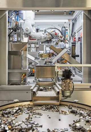 Apple Daisy de-manufacturing robot