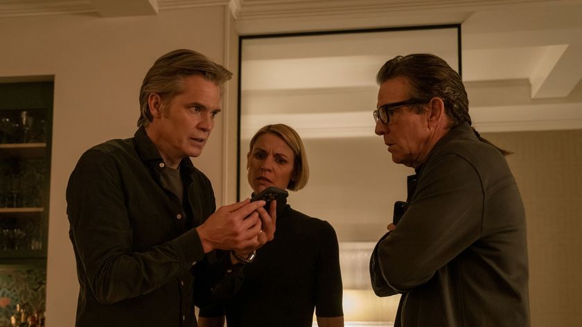 Timothy Olyphant, Claire Danes and Dennis Quaid look concerned at a phone in Full Circle