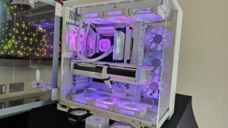 A look at a white version of Corsair&#039;s upcoming 6500X Mid Tower Case.