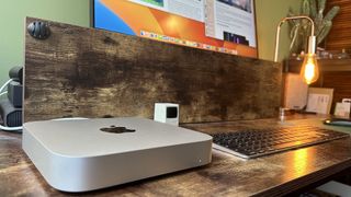 M2 Mac mini on a wooden desk