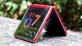 Motorola Razr+ flex video mode shows off clock with the external display.