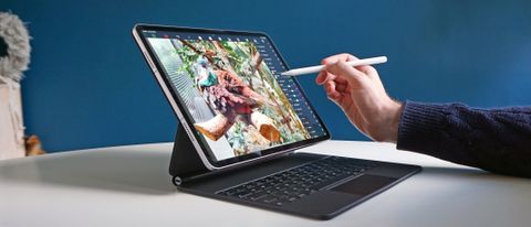 iPad Pro 12.9 (2022) i brug på et bord