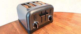 Cuisinart CPT-180 4-Slice Classic Metal Toaster with bread