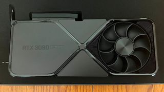 Eine gänzlich in Schwarz gehaltene RTX 3090 Super Grafikkarte 