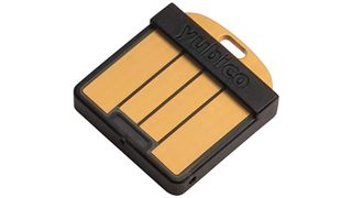 Yubico YubiKey 5 Nano valkoisella taustalla