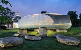 Opening to the public this Thursday, the pavilion treads lightly on its firm base, offering shelter from the elements to the park's visitors.