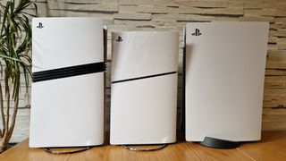 PS5 Pro, PS5 Slim en originele PS5 naast elkaar