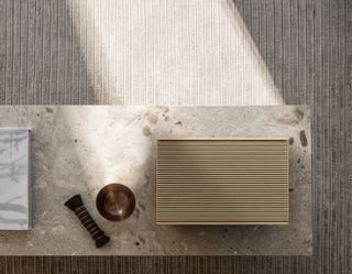 Bang & Olufsen Beosound Level in gold and oak