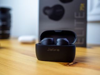 Jabra Elite 75t in front of box