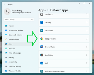 In the Default Apps pane, an arrow points at the Google Chrome button