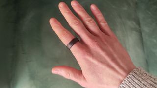 Oura Ring 3 runt ett finger.