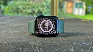 Apple Watch 7 liggende på filtoverflade