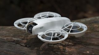 DJI Neo en una roca