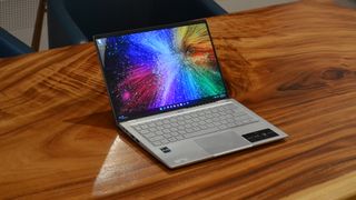 En Acer Swift 3 (2022) står öppnad på ett träbord.