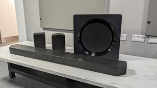 Samsung HW-Q990D soundbar, subwoofer ja kaiuttimet vaalealla kivipöydällä