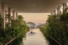 Brandílera House swimming pool with columns and looking towards the horizon