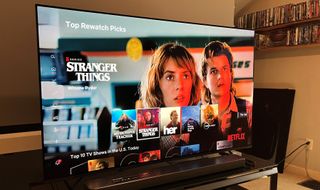 OLED-TV Sony XR A80K som viser Stranger Things.