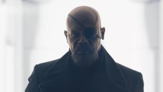 Samuel L Jackson som Nick Fury med den ikoniske øjenllap og lange frakke i et veloplyst hvidt rum i Secret Invasion