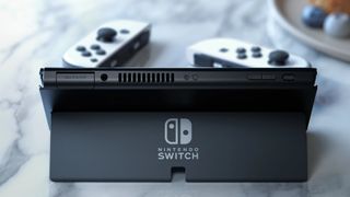 Nintendo Switch OLED på et marmorbord, i bordmodus.