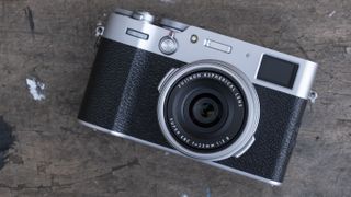 Fujifilm X100V -kamera pöydällä