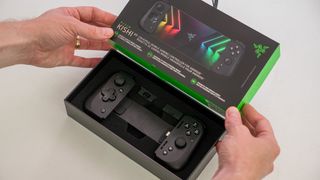 Unboxing the Razer Kishi V2