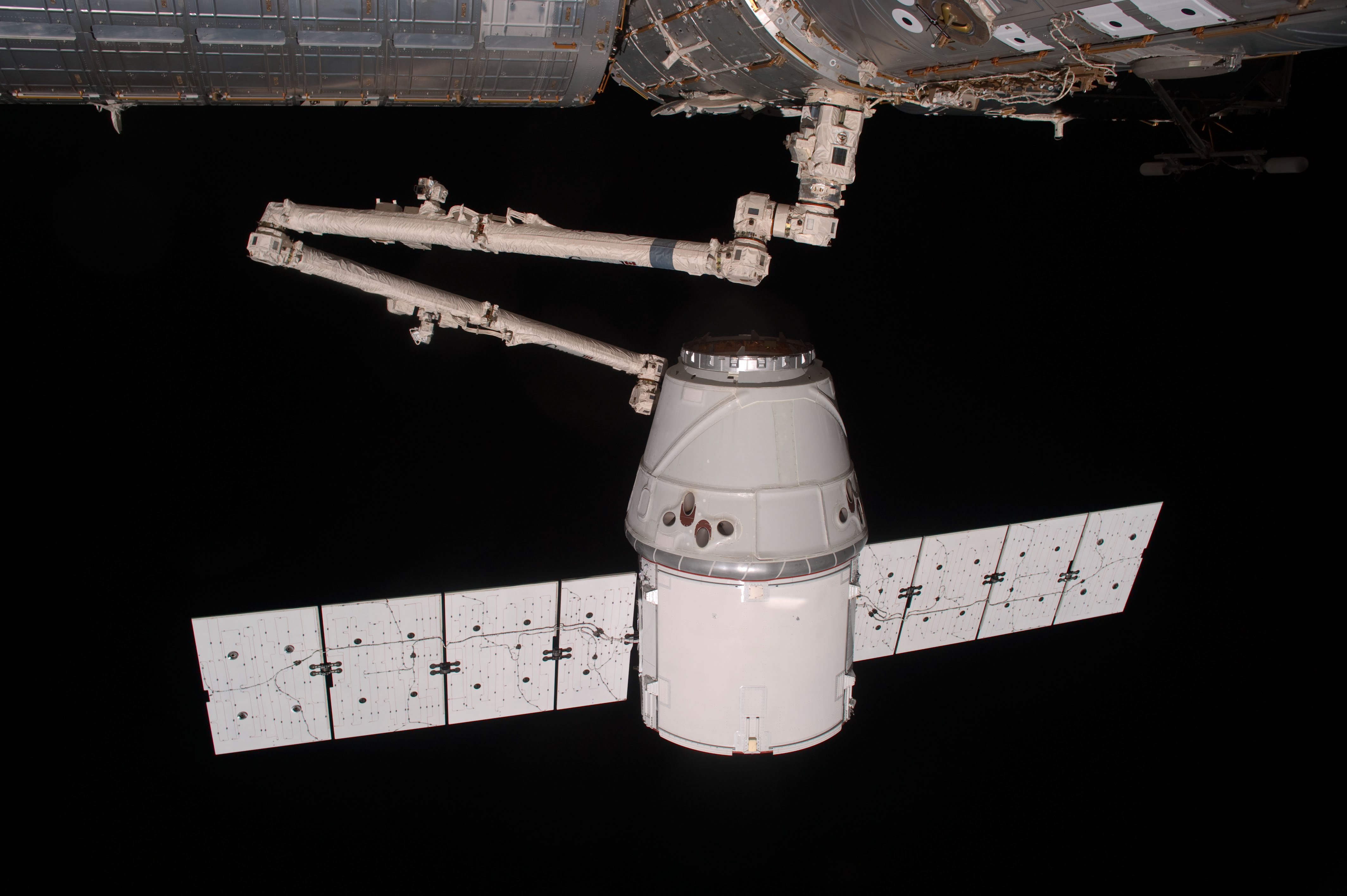 SpaceX Dragon Approaches the ISS