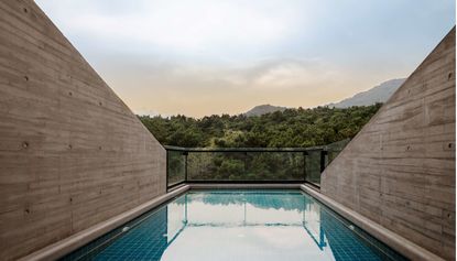 Yanbai Villa&#039;s infinity pool overlooking the Chinese landscape 