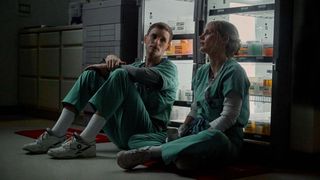 Jessica Chastain og Eddie Redmayne i filmen The Good Nurse på Netflix