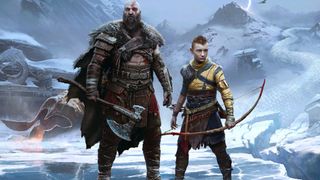 Bästa PS5-spel: Kratos står bredvid sin son Atreus i en snötäckt bergsmiljö, med en yxa i handen och Atreus som bär en pilbåge. 