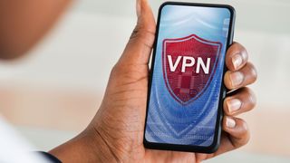 Bästa VPN för torrents: En kvinna som håller upp en mobil med en VPN-programvara som körs på skärmen.