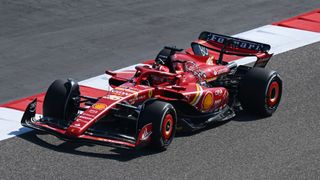 Charles Leclerc från Monaco kör sin Ferrari SF-24 på banan under dag ett av F1-testerna på Bahrain International Circuit den 21 februari 2024.