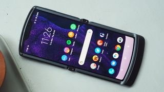 Motorola Razr 2020 avattuna pöytää vasten