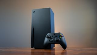 Xbox Series X aufrecht stehend mit dem Controller daneben