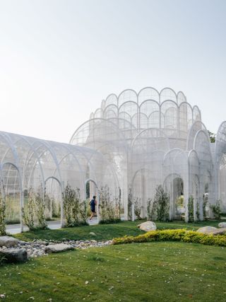 Emerald screen pergola by Wutopia Lab