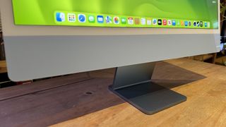 The 2023 M3 iMac on a wooden desk, showing the features of macOS Sonoma