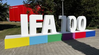 En enorm skylt med texten 'IFA 100'.