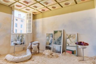 Installation in Toulon with sand on the floor and mirrors leaning on walls