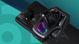 Paras pelipuhelin Asus ROG Phone 8 Pro turkoosilla TechRadar-taustalla