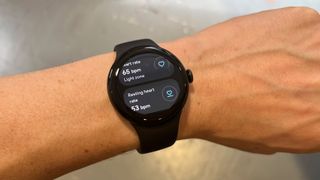 En svart Google Pixel Watch 2 rundt et håndledd.