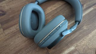 Noise cancelling headphones: Bowers & Wilkins Px7 S2e