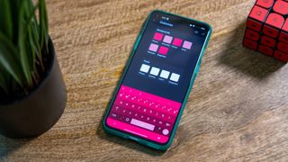 Chrooma keyboard on an Android phone kept on a wooden table.