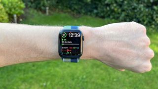 Apple Watch 7 udendørs på venstre håndled